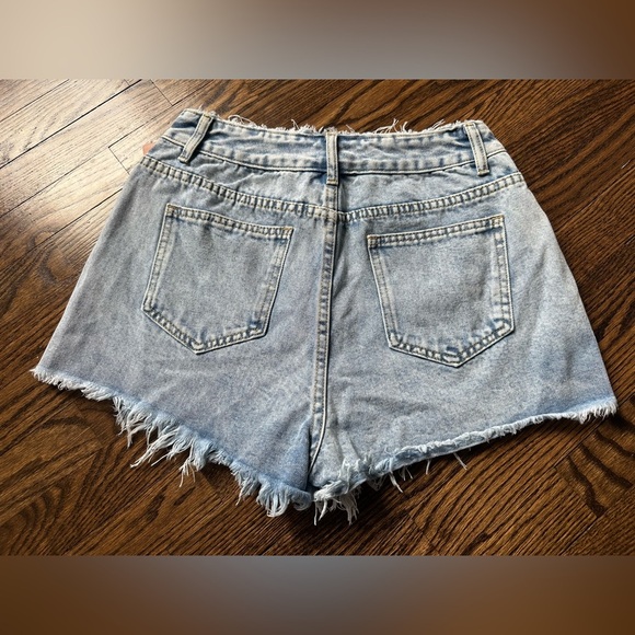 Shein Women’s Light Wash High Rise Raw Frayed Hem Denim Shorts Size 28 - Picture 4 of 5